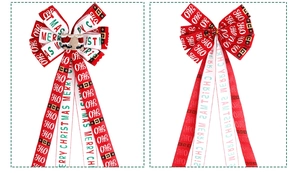 Dettaglio dei fiocchi per albero di Natale con stampa Merry Christmas e nastri