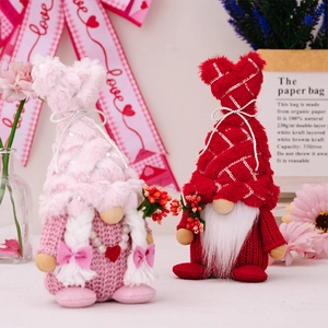 Détail de nains de la Saint-Valentin avec chapeaux à paillettes et tissus tricotés