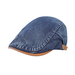 Berretto piatto classico in denim lavato blu con bordo in pelle marrone e cinturino
