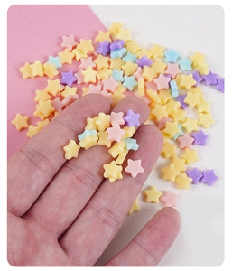 Détail macro de breloques en résine colorées en forme d'étoile pour bricolage créatif