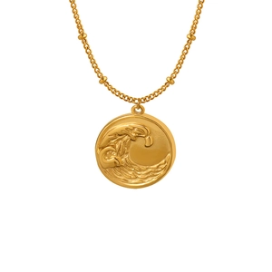Collier en acier titane plaqué or 18K avec pendentif relief vague et chaîne perlée fine