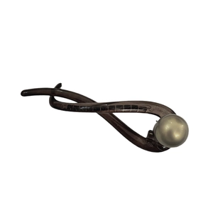 Pince à cheveux marron translucide avec grande perle et structure à dents interne