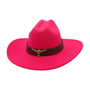 Détail du chapeau de cowboy rose avec bande en cuir et ornement tête de taureau vintage