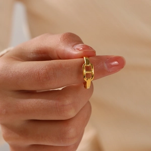 Minimalistischer verstellbarer Ring aus goldenem Edelstahl mit Schweinenasen-Kettendesign