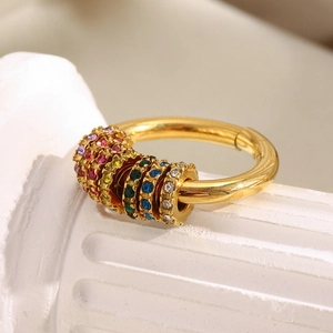 Détail de la bague en acier plaqué or 18K avec cinq breloques en zircon coloré