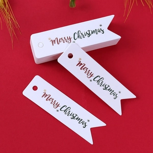 Etichette regalo di Natale a coda di pesce con scritta Merry Christmas su rosso