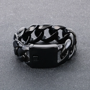 Gros plan sur une gourmette cubaine noire de 31 mm en acier avec fermoir rectangulaire