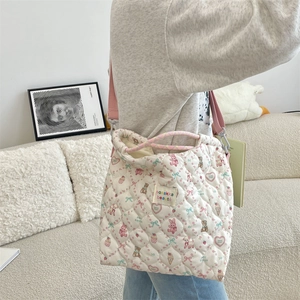 Sac fourre-tout matelassé avec imprimés lapins et ours porté à l'épaule en intérieur