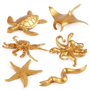 Set di 6 miniature dorate di creature marine tra cui tartaruga e polpo su sfondo bianco