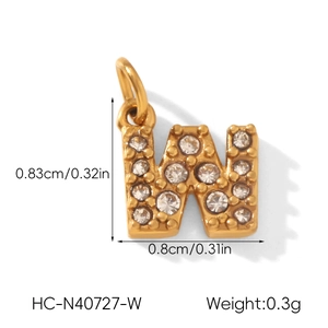 Vue macro du pendentif lettre W en acier doré avec strass et dimensions détaillées
