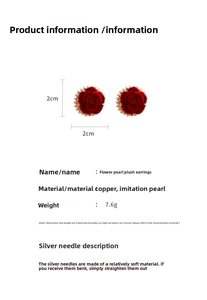 Détail des boucles d'oreilles fleurs en velours rouge avec perles et dimensions de 2 cm