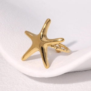Minimalist gold starfish ring in stainless steel for women with a sleek marine design