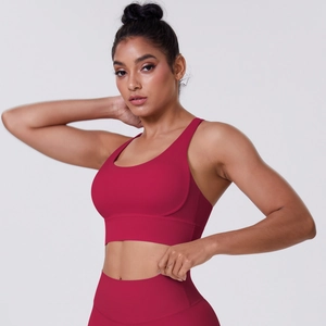 Dettaglio del set reggiseno sportivo rosso scuro senza cuciture e leggings a vita alta