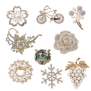 Elegant floral pearl brooch set with crystal rhinestones and alloy gold plating