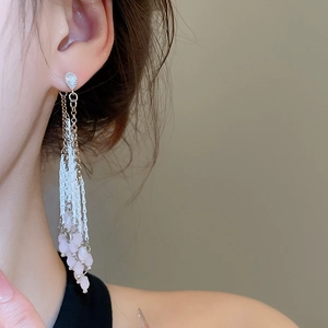Gros plan de boucles d'oreilles à pampilles avec gouttes de cristal sur un mannequin