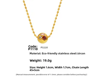 Détail du pendentif boule en or 18k PVD avec zircons roses et rouges sur chaîne acier