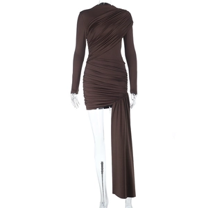 Détail de robe marron foncé à manches longues avec fronces et ruban drapé latéral