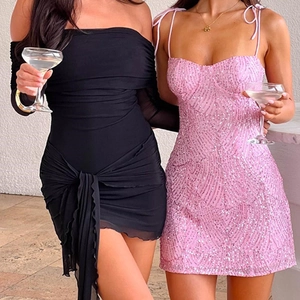 Elegante abito corto nero a pieghe scoperte e abito da festa con paillettes rosa da donna
