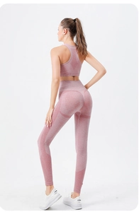 Gros plan sur le legging sans couture rose avec texture en maille nid d'abeille aérée