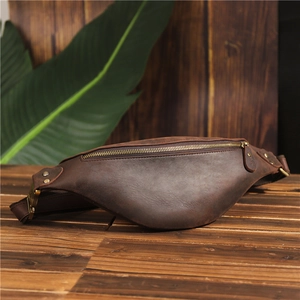 Sac banane vintage en cuir de vachette marron foncé avec fermeture éclair métallique