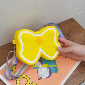 Sac bandoulière papillon jaune en silicone avec sangle arc-en-ciel pour petites filles