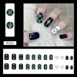 Detailoverzicht van R522 kunstnagels set met groen schaakbord en stermotieven