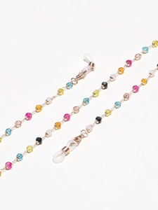 Détail de la chaîne de lunettes en cristal coloré avec boucles en silicone et fermoirs