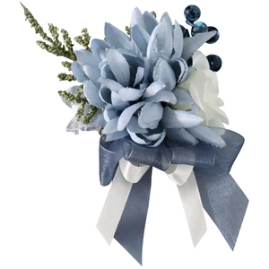 Boutonnière avec dahlia bleu, rose blanche, rubans de soie et baies décoratives