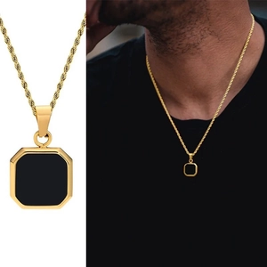 Dettaglio e vista del modello di una collana con ciondolo geometrico ottagonale nero e oro