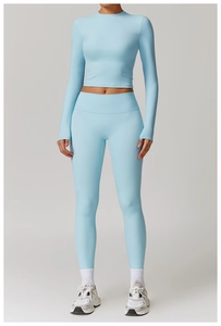 Détail d'un ensemble de yoga bleu clair avec haut court à manches longues et legging