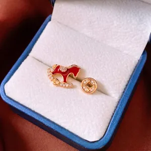 Boucles D Oreilles Asymétriques Avec Tige En Argent Cuivre Plaqué Or 18K Émail Rouge Cheval Pièce Zircon Style Nouvel An