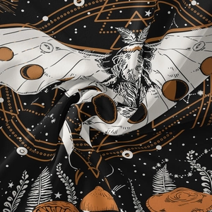 Détail d'une tapisserie bohème avec papillon mystique et motifs botaniques
