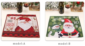 Détail de sets de table de Noël tricotés avec le Père Noël et un bonhomme de neige en rouge et vert