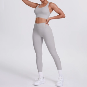 Détail de l'ensemble de yoga gris clair avec brassière dos nageur et legging gainant