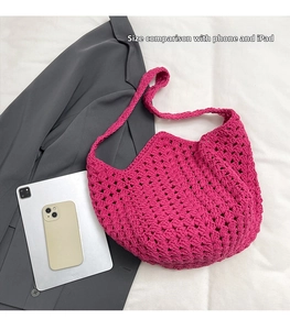 Grande borsa tote rosa all'uncinetto che mostra la capacità con iPad e smartphone