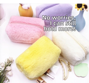 Beauty case in morbido peluche nei colori rosa, viola, giallo e bianco con zip