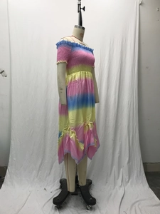 Detail des gesmokten schulterfreien Oberteils am bunten Batik-Kleid mit Stufen