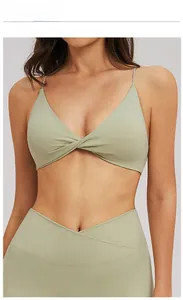 Gros plan sur un soutien-gorge de sport vert mousse avec col en V et fines bretelles