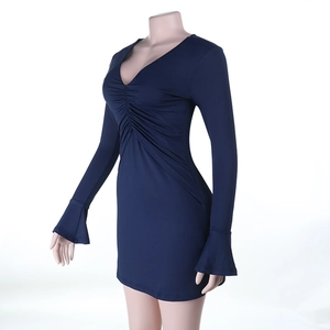 Détail de la robe bleu marine à col en V avec buste froncé et poignets évasés sur manches
