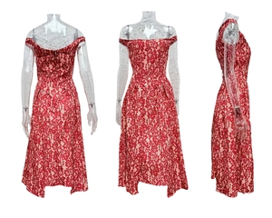 Vue en trois plans d'une robe en dentelle rouge à épaules dénudées avec détails fins