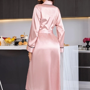 Rosa Satin Schlafrock mit langen Ärmeln, schwarzen Paspeln und verstellbarem Bindegürtel