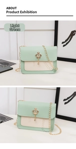 Détail du sac en cuir patchwork vert clair et beige avec breloque couronne dorée