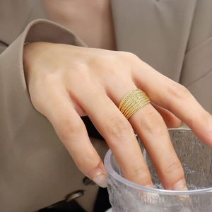 Elegante anello multistrato dorato da donna con design minimalista a linee sovrapposte