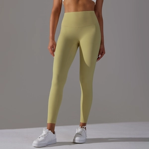 Détail du legging de yoga sans couture à taille haute montrant le tissu et l'effet push-up
