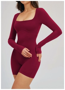 Détail du body bordeaux à manches longues avec décolleté carré et coutures galbantes