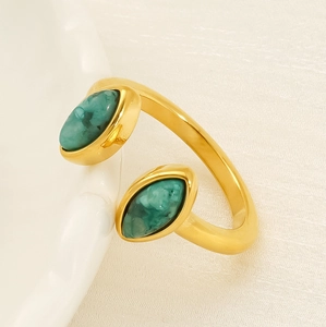 Détail d'une bague en acier titane 18K plaqué or avec pierres naturelles vertes marquises