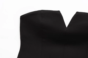 Dettaglio del top a fascia nero con scollo a V affilato e trama del tessuto intrecciato