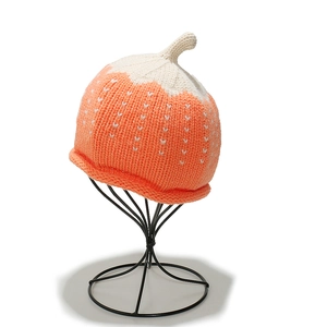 Détail de la maille et du design de tige sur le bonnet enfant orange et blanc