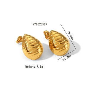 Détail macro de boucles d'oreilles goutte dorées avec texture rainurée et dimensions