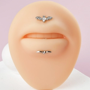 Vue détaillée des piercings à lèvres chauve-souris en argent avec cristaux